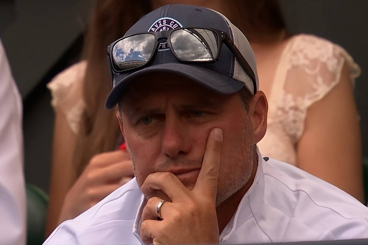 费德勒重返赛场，出色防守首场状态出色，FPX观众沸腾！