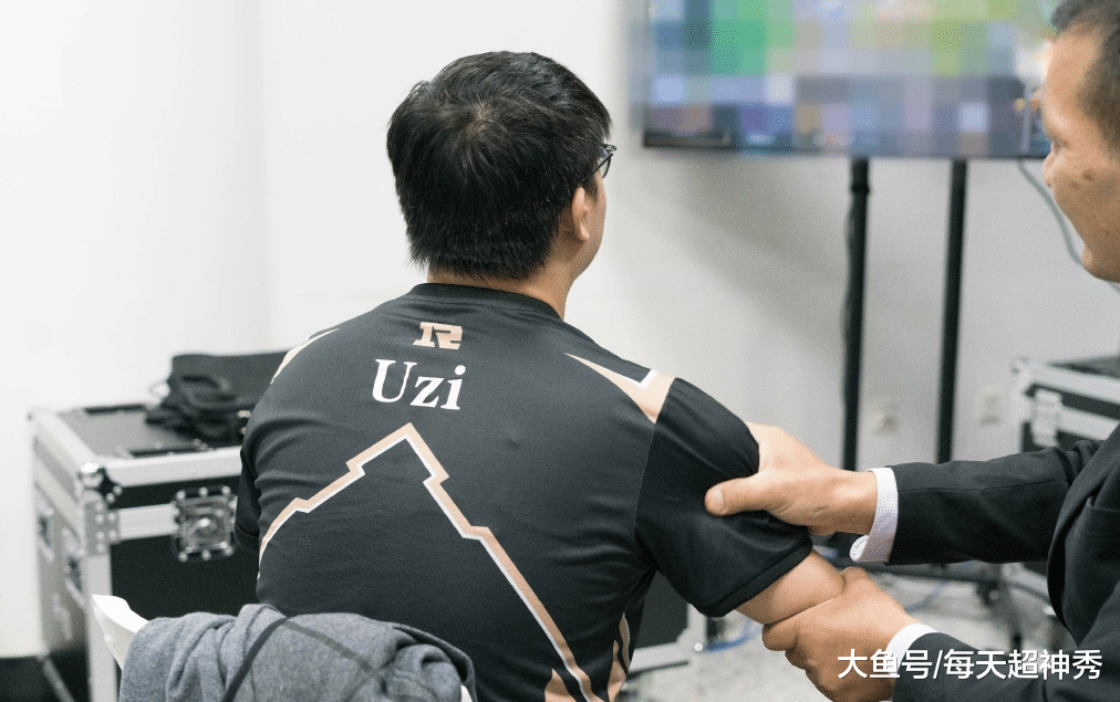 险胜引发热议！，科维托娃在RNG比赛中反败为胜赛场气氛高涨