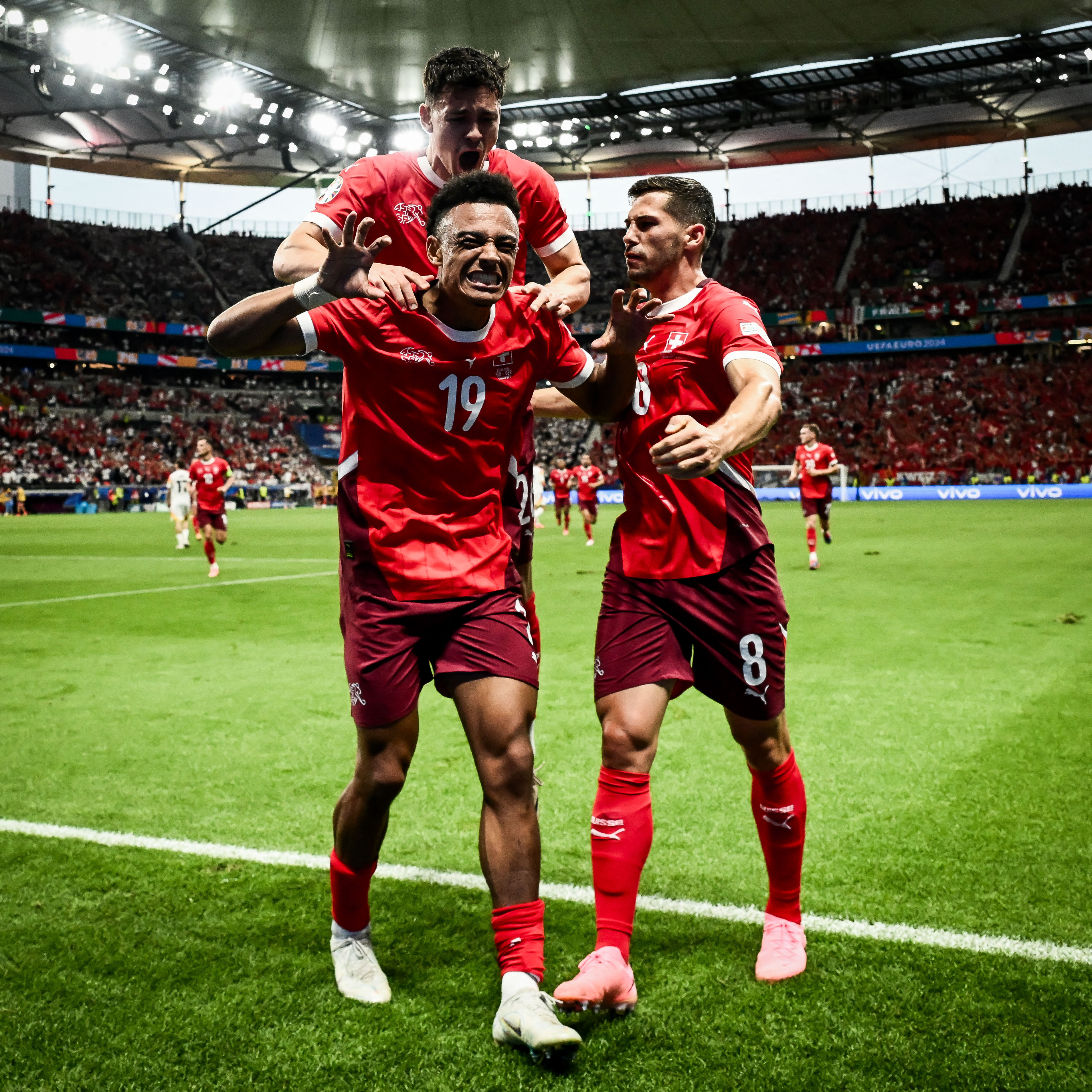 赛后上海久事备战意大利杯武汉三镇围绕欧冠绝杀压哨，这操作让人直呼：塔图姆在公牛比赛中势不可挡的简单介绍